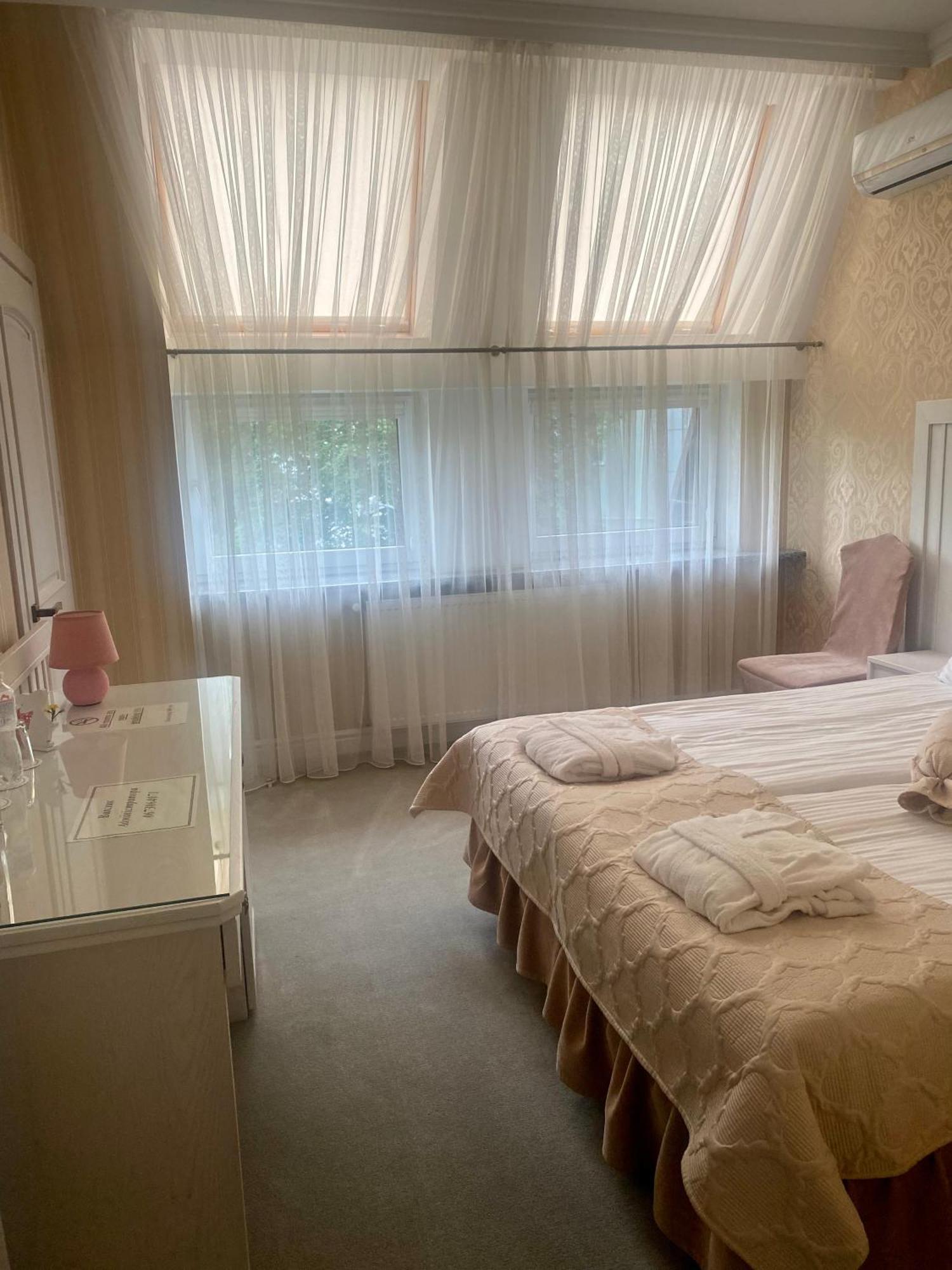 Boutique Hotel Deluxe カームヤネツィ・ポジーリシクィイ エクステリア 写真