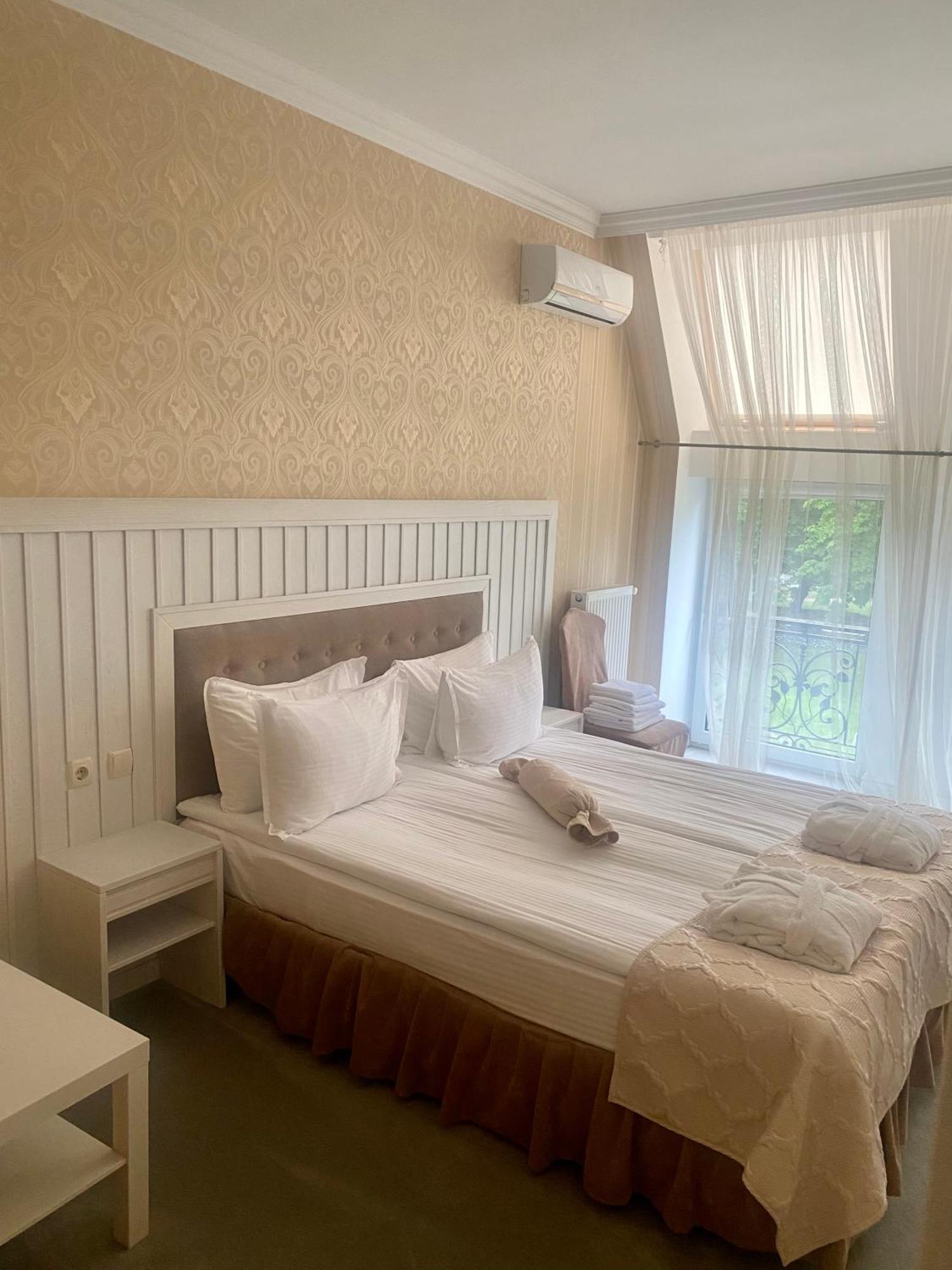 Boutique Hotel Deluxe カームヤネツィ・ポジーリシクィイ エクステリア 写真