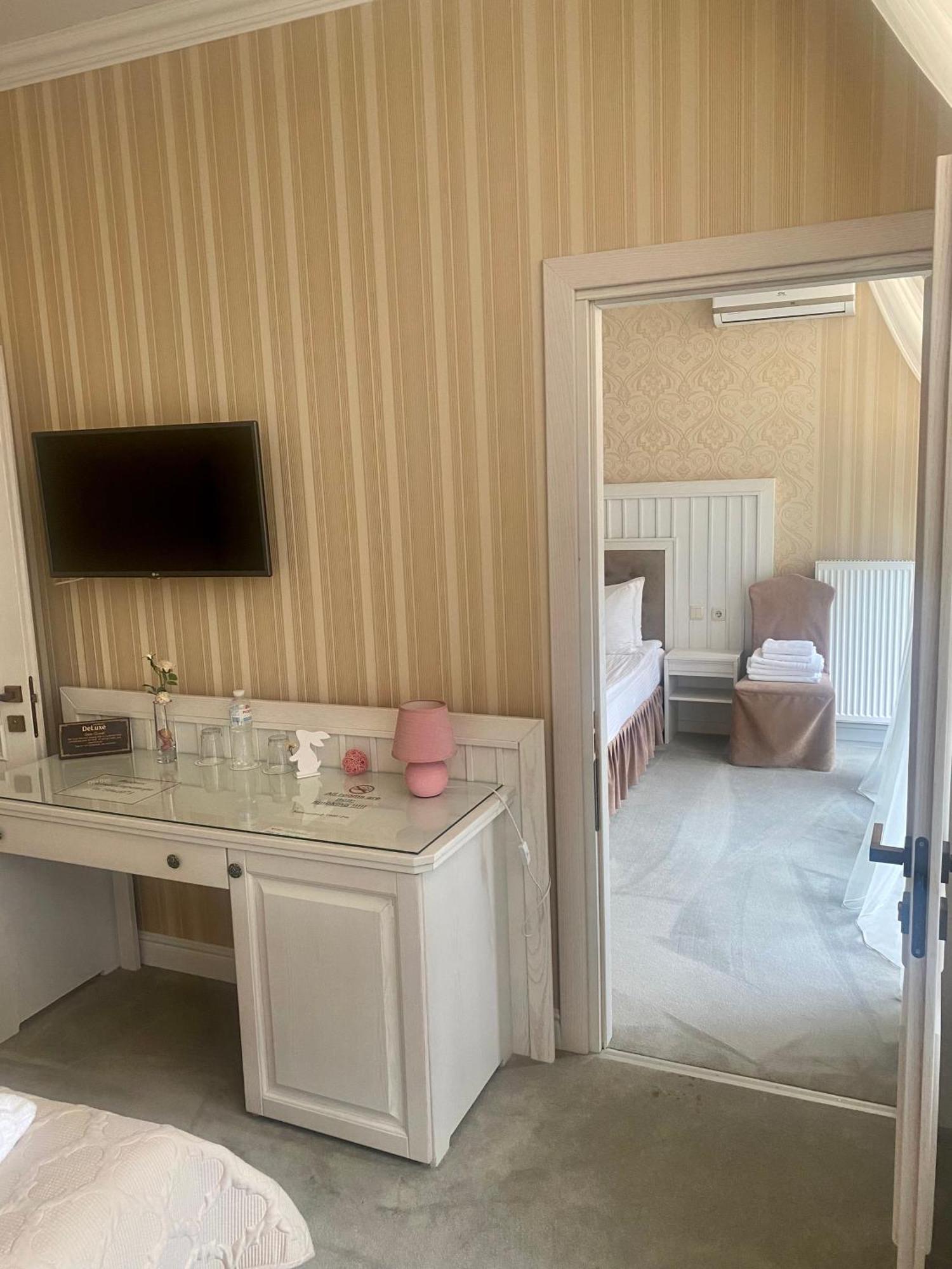 Boutique Hotel Deluxe カームヤネツィ・ポジーリシクィイ エクステリア 写真