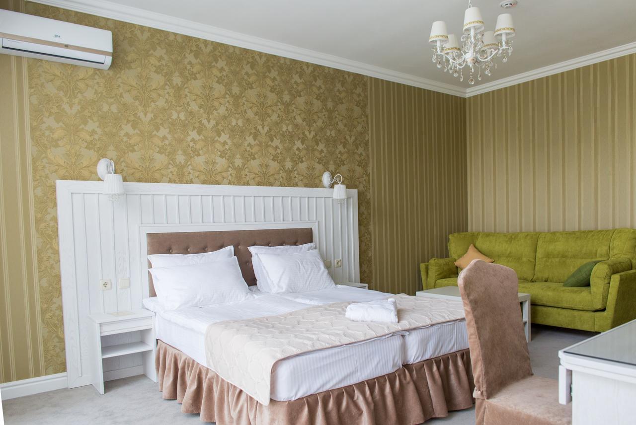 Boutique Hotel Deluxe カームヤネツィ・ポジーリシクィイ エクステリア 写真