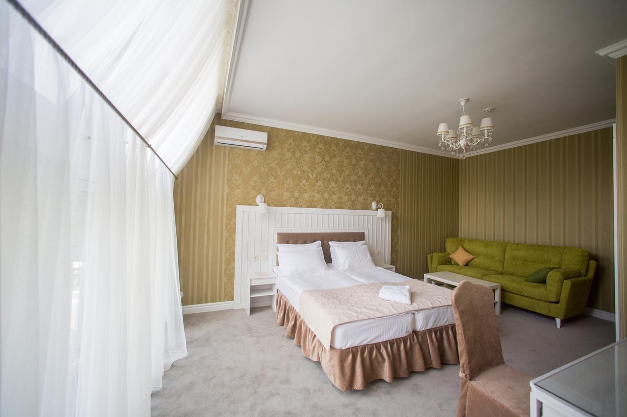 Boutique Hotel Deluxe カームヤネツィ・ポジーリシクィイ エクステリア 写真